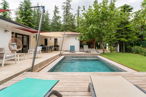 Villa with pool near the Bouquet , 8 persons