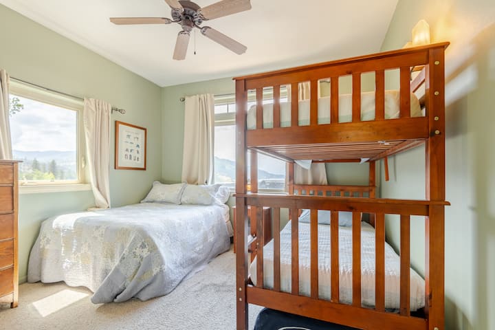 ห้องนอนนี้ตั้งอยู่บนชั้น 2 (ชั้นหลัก) และมีเตียงคู่และเตียงสองชั้น 