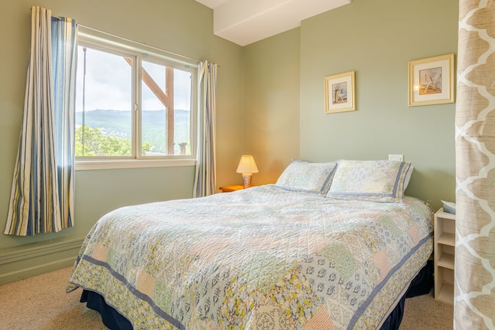 ห้องนอนนี้มีเตียงควีนไซส์และตู้เสื้อผ้าขนาดใหญ่และตั้งอยู่ที่ชั้น 1 