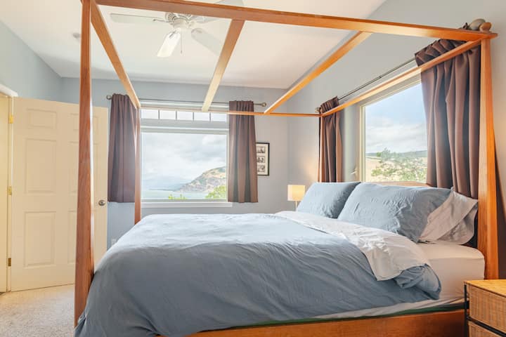 ห้องนอนใหญ่พร้อมเตียงโปสเตอร์ควีนไซส์วิวสวยและห้องน้ำในตัว 