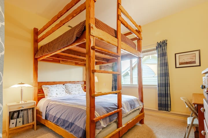 ห้องนอนนี้มีเตียงควีนไซส์เหนือเตียงควีนไซส์โต๊ะทำงานตู้เสื้อผ้าและตู้เสื้อผ้า ตั้งอยู่ที่ชั้น 1 