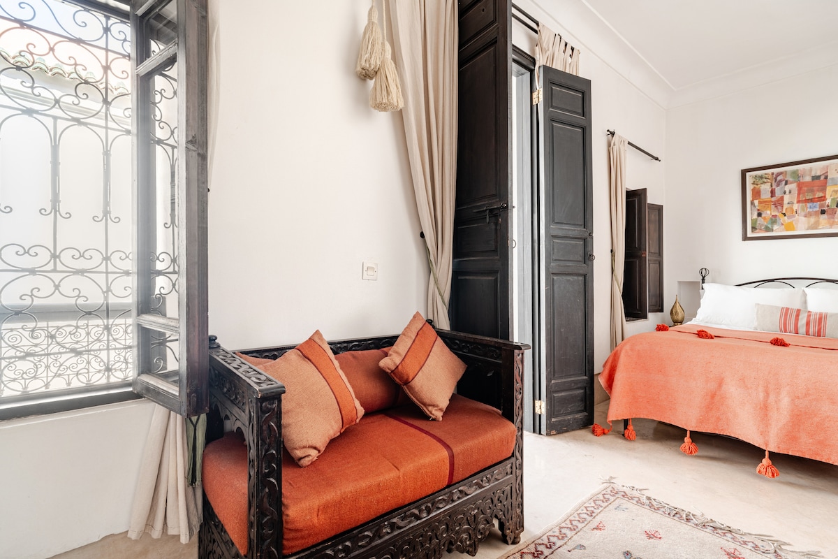 Espace de vie moderne et lumineux dans la maison de luxe Marrakech