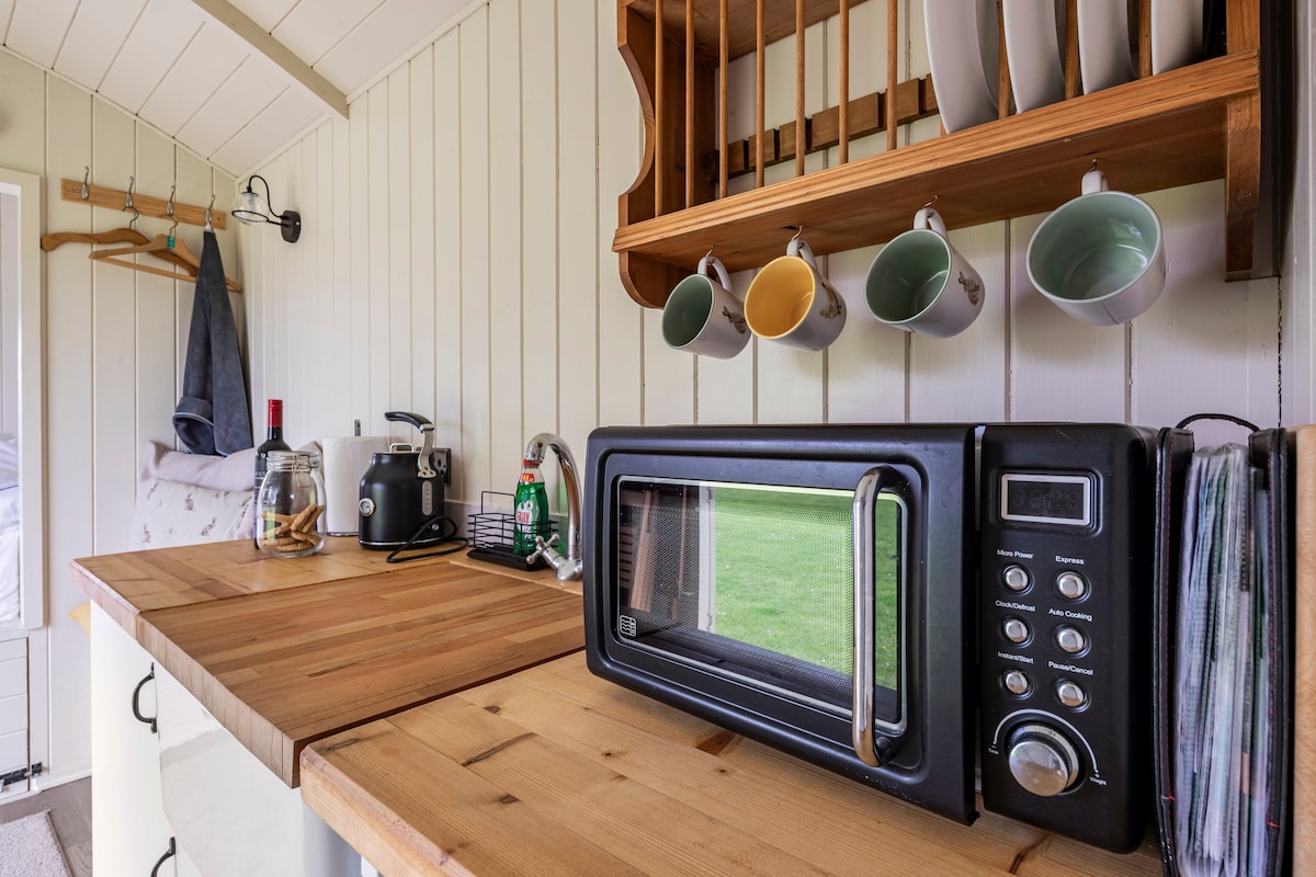 Top performing Airbnb: Delightful 1 Bedroom/En-suite Shepherd Hut in Suffolk