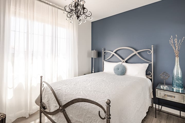 Chumba cha kulala chenye kitanda cha ukubwa wa kifalme (ghorofa ya 2) 