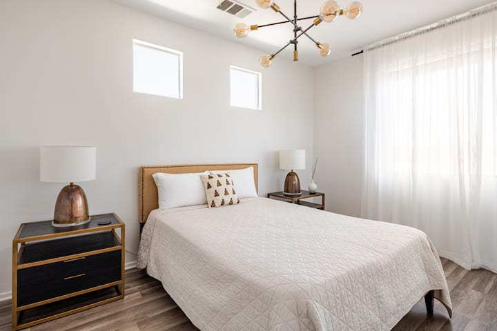 Chumba cha kulala chenye kitanda cha ukubwa wa kifalme (ghorofa ya 2) 