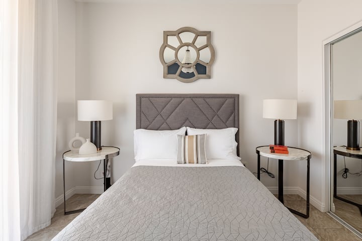 Chumba cha kulala chenye kitanda cha ukubwa wa kifalme (ghorofa ya 1) 