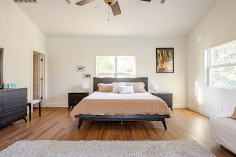 Popular Airbnb listing: Deluxe Kings/Sequoia Suite (EV Charge, fast WiFi) in Squaw Valley