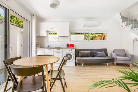 Annonce Airbnb populaire: Peaceful villa, garden, A/C, 2 private parking spaces, Wi-Fi, 7 à Mosson