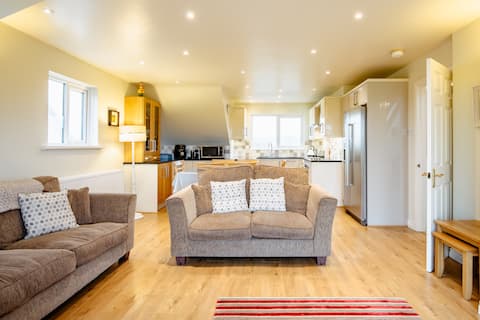 Popular Airbnb listing: 4* 2 Bedroom townhouse by the sea in Causeway