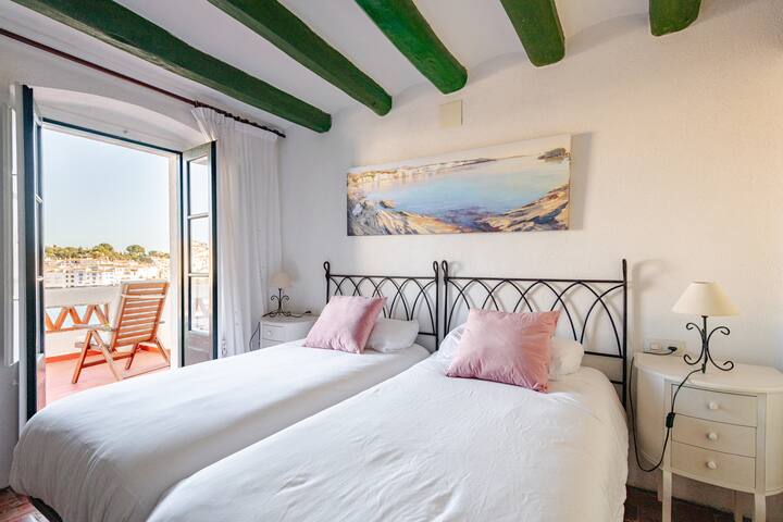Casa a primera línea de mar en Cadaqués. gallery image 5