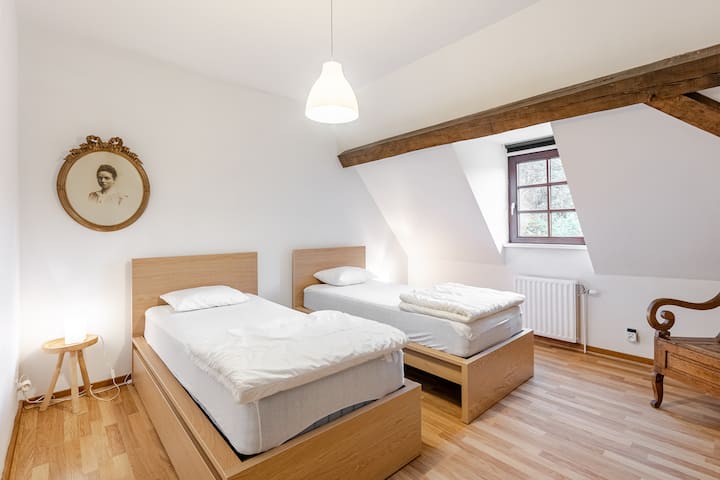 2 x 90x200 single beds