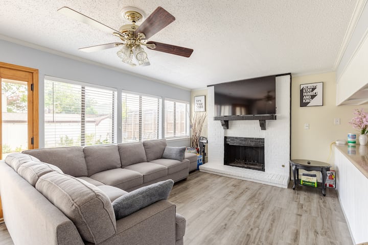 Cozy Three Bedroom House With Pool Table - Plano, TX