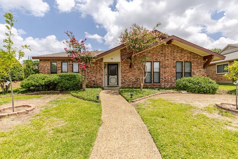 Cozy Three Bedroom House with Pool Table