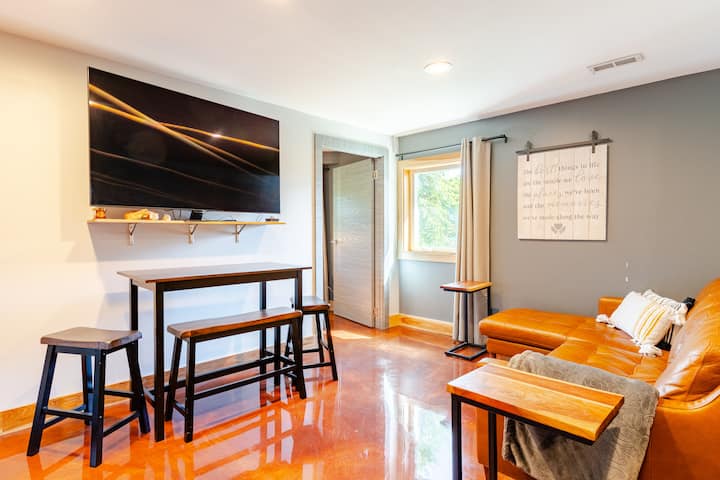 Seward Park Retreat With Open Floor Plan 1 Bedroom - Renton, WA