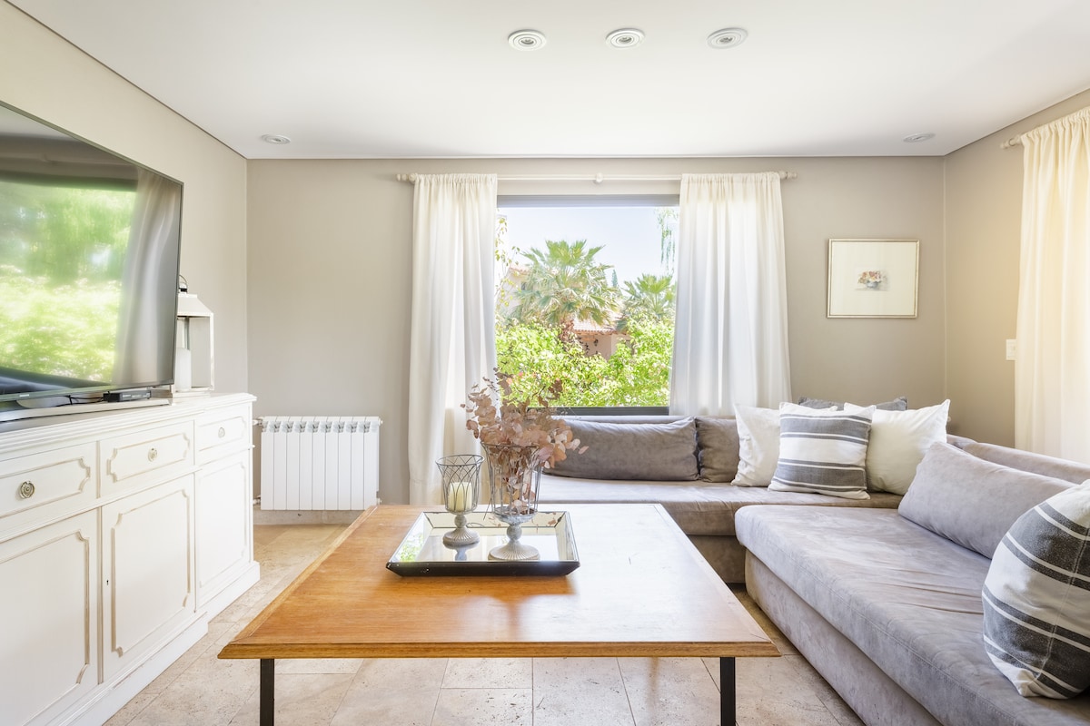 Top Airbnb: Vistalba luxury house, private neighborhood vineyards. in Luján De Cuyo