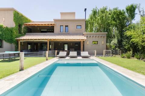 Exclusive house in private neighborhood VISTALBA