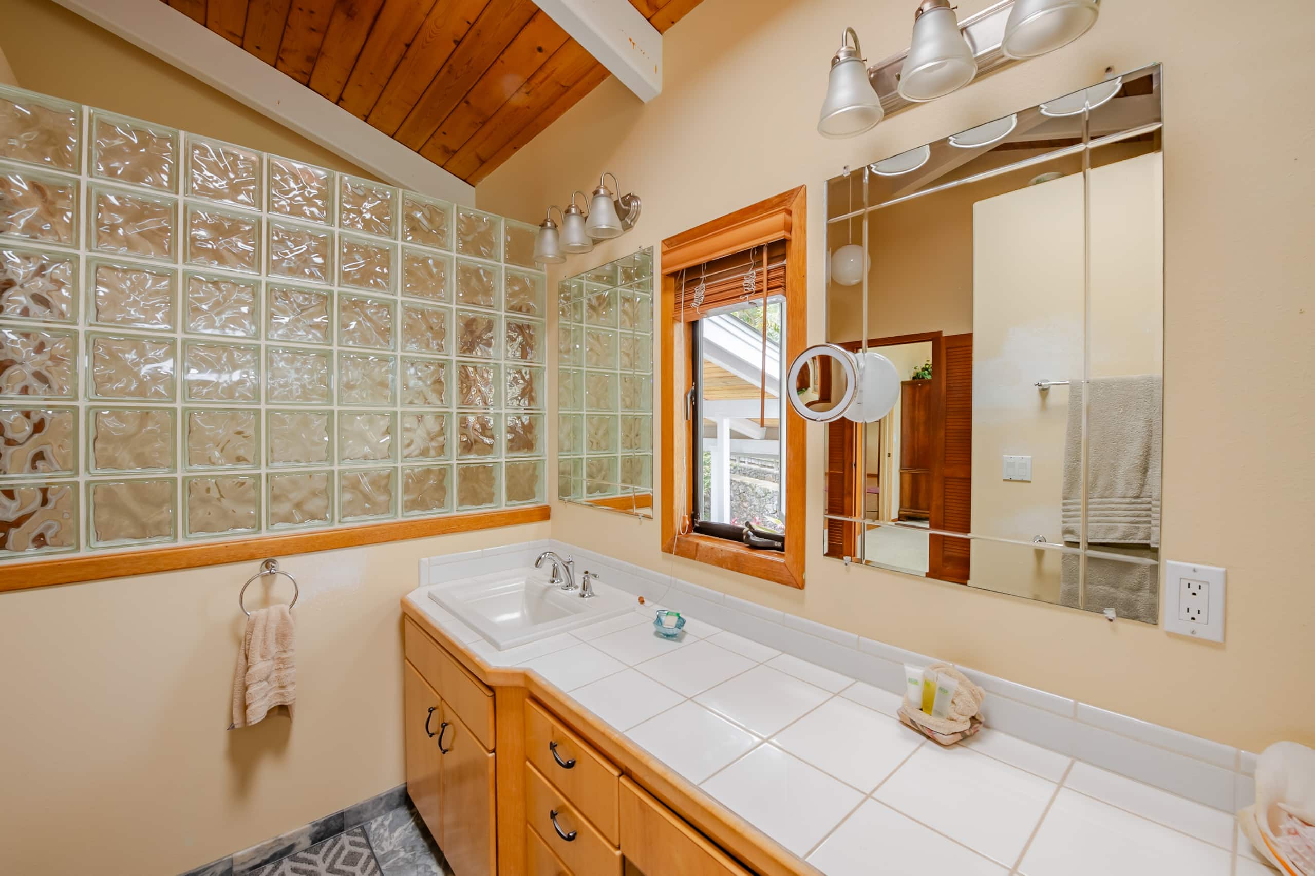 Home in Kailua-Kona · ★4.83 · 3 bedrooms · 4 beds · 2.5 baths - Image 22