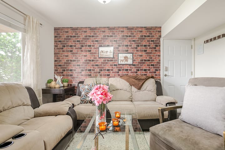 Gorgeous 1 Bed 1 Bath Guest Suite - 킬로나