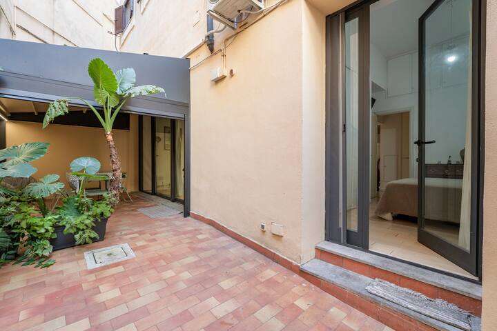 Nel cuore di Campo dei Fiori, casa con giardino gallery image 2