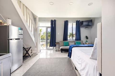 Seaside loft with pool, Sea Castles, Montego Bay
