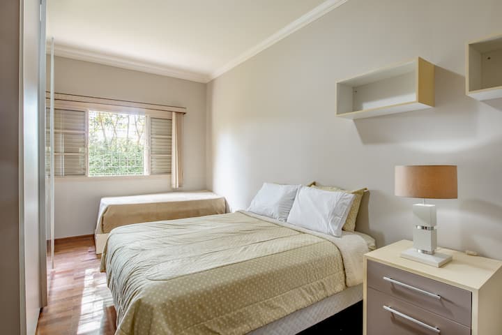 Двойно легло, 1 единичен и единичен матрак
Стая с луксозен апартамент 