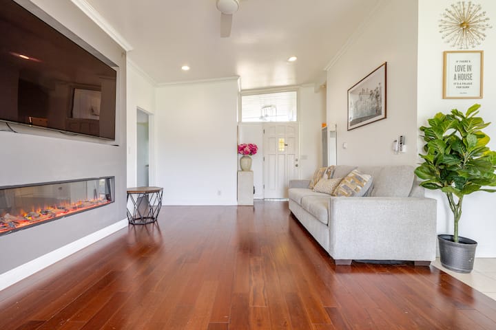 4 Bedrooms/2 Bath Modern  Home Close To Disneyland - Norwalk, CA