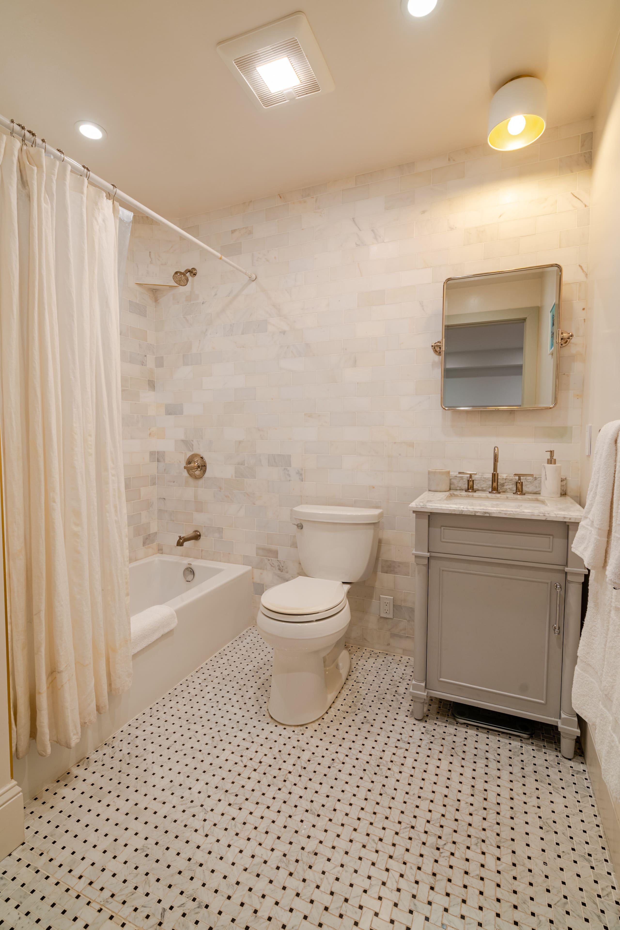 Home in San Francisco · ★4.92 · 2 bedrooms · 4 beds · 2 baths - Image 11