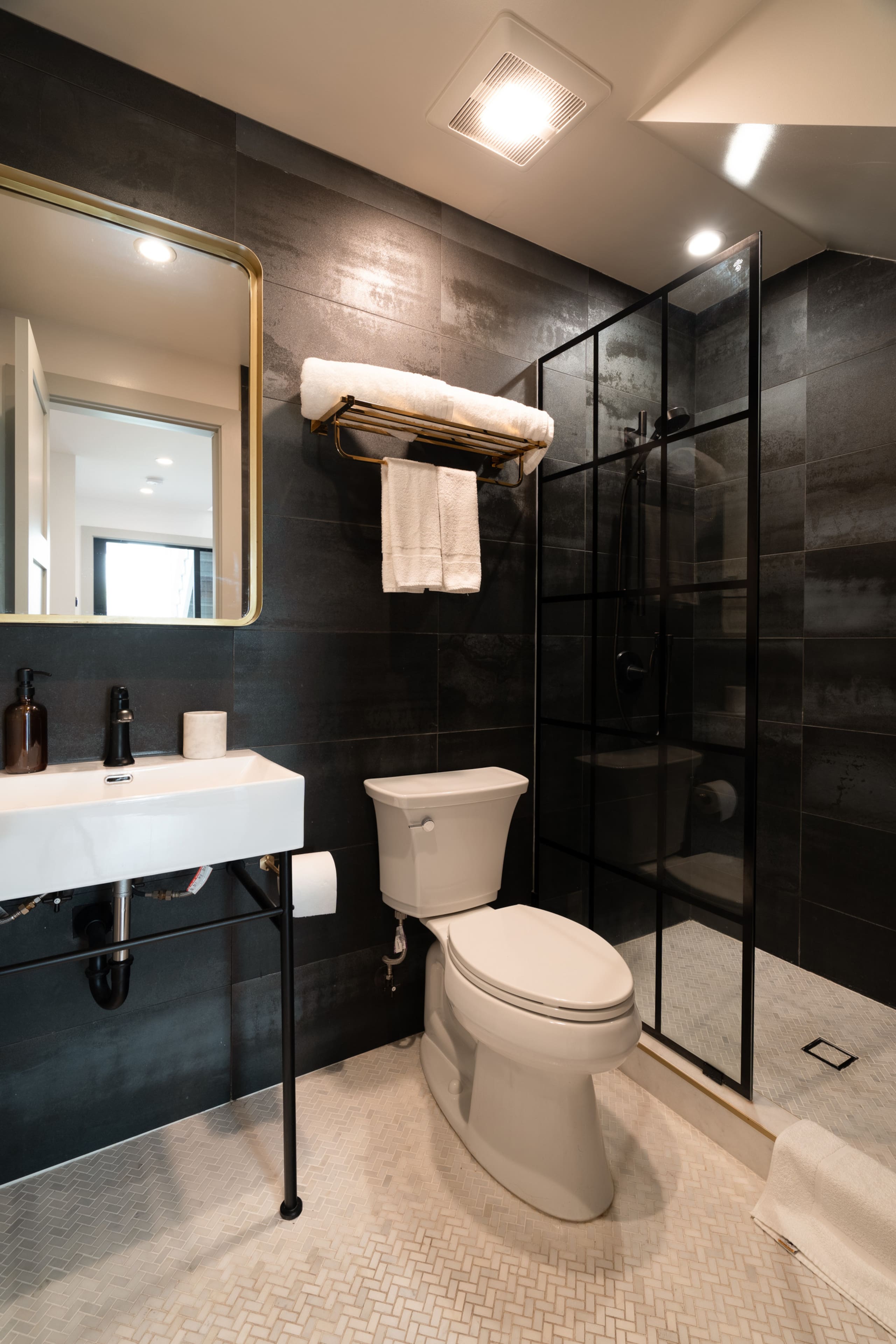 Home in San Francisco · ★4.92 · 2 bedrooms · 4 beds · 2 baths - Image 12