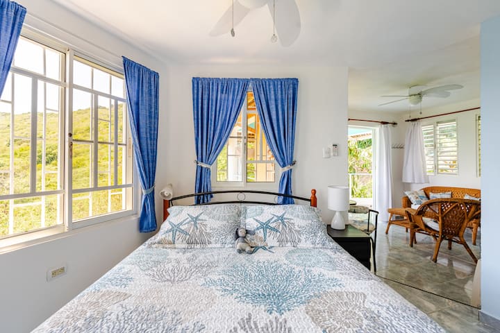 Veľká manželská posteľ s výhľadom do údolia z okna