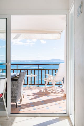 Spectacular sea view apartment with hotel services