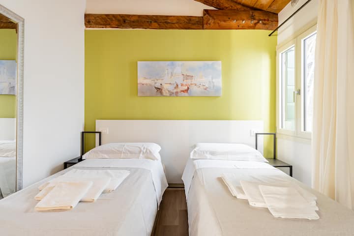 سريران مفردان في غرفة النوم الثانية. 