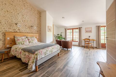 Le Clos Des Amandiers Independent Bed and Breakfast