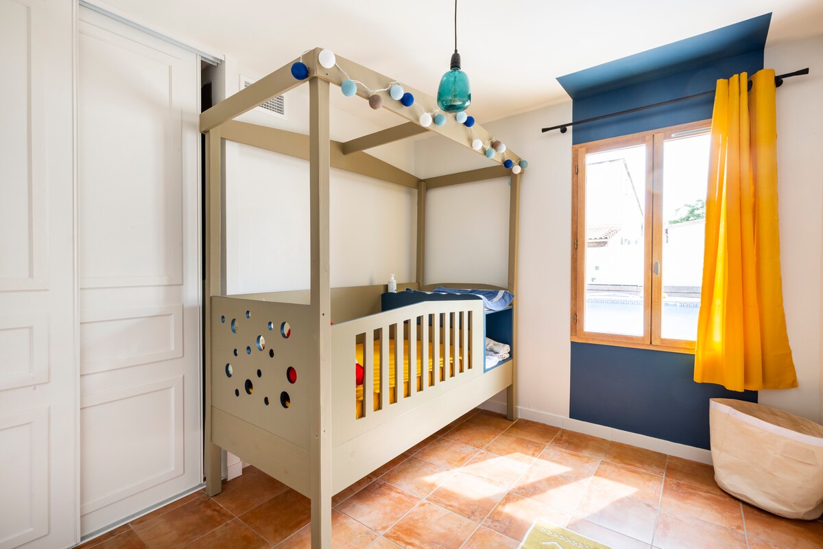 Chumba cha kulala namba 3 na kitanda cha mtoto.
Mwonekano wa bwawa.