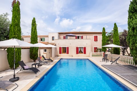 Family home with Swimming Pool & Garden