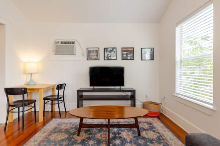 Superbly Located Soco Studio Apartment - Austin, TX