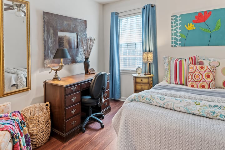 Весела, удобна и привлечна приватна спална соба со оригинални уметнички дела