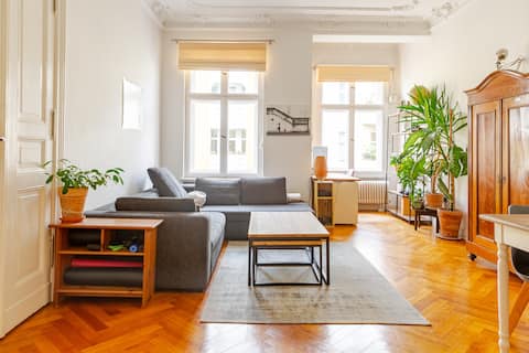 Popular Airbnb listing: Cozy old building apartment in Schöneberg in Schöneberg