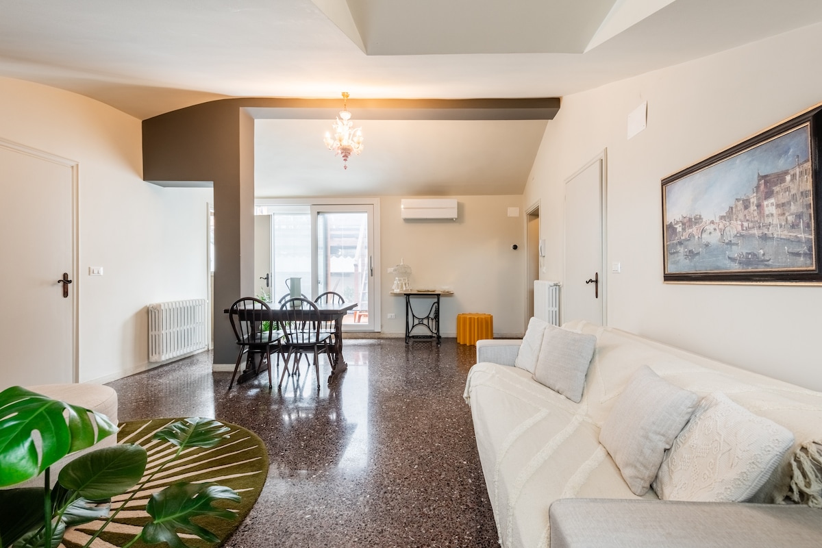 MyVeniceAttic_SpaciousLivingRoom

תיהנו מחלל פתוח מואר ומרווח עם שולחן אוכל בסגנון ארקול וינטג', עיצוב מסוגנן וגישה בלעדית לשתי מרפסות פרטיות — מושלמות לארוחות ערב בלתי נשכחות ולרגעים חברתיים 