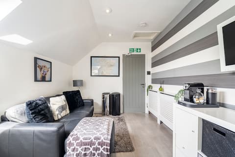 Popular Airbnb listing: Adorable 1 Bedroom Close to ARI Hospital Aberdeen in Hazlehead & Queens Cross