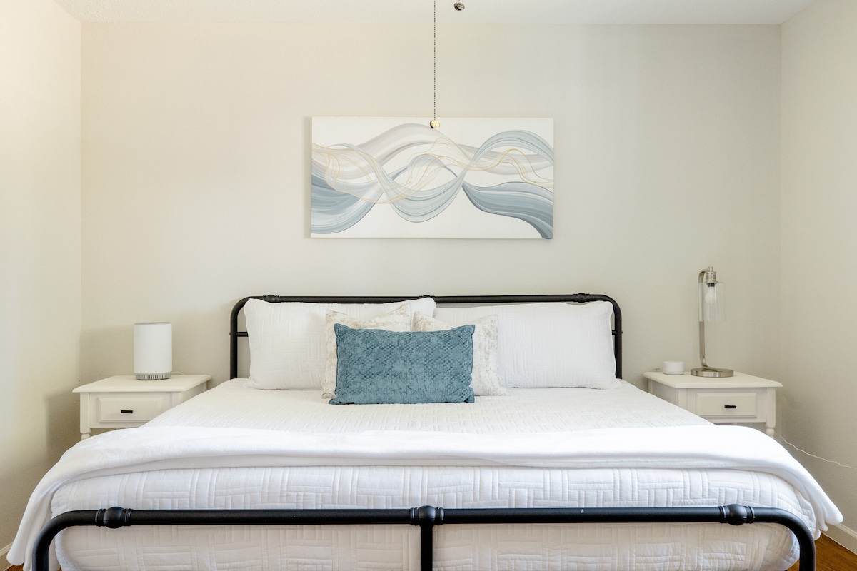 חדר השינה של האורחים מציע מצעי כותנה מפוארים ב -100%, עם כל המצעים (כולל השמיכה והשמיכה) שנשטפו לאחרונה בין כל שהייה. מצויד במטהר אוויר ומכונת סאונד לנוחות נוספת.