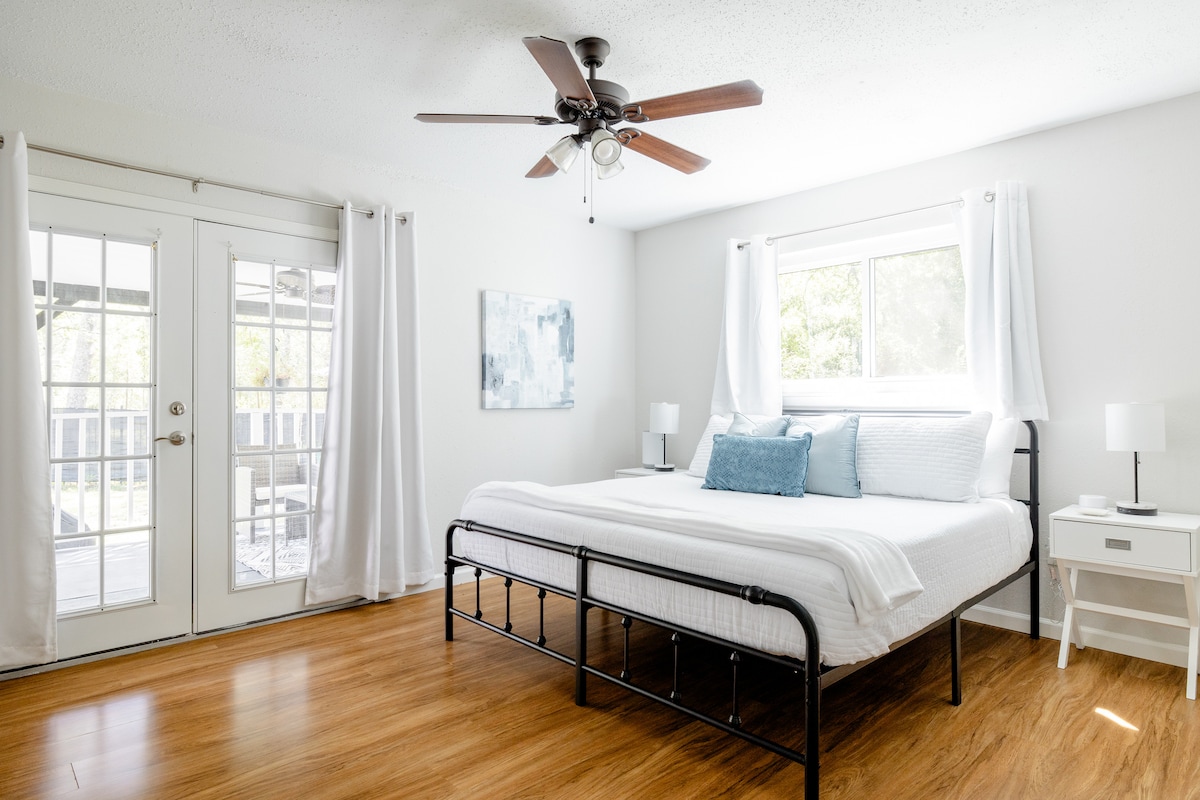 חדר השינה הראשי המרווח נפתח למרפסת גדולה וכולל טלוויזיה חכמה בגודל 32אינץ 'על מעמד נייד, המאפשרת לכם להתאים אותו למקום הצפייה המושלם שלכם.

אל דאגה, כל המצעים - כולל שמיכות ושמיכות - נשטפים בין האורחים.
