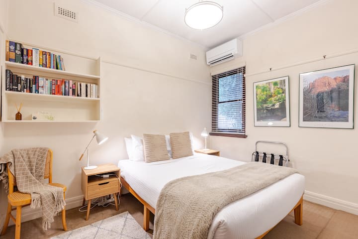 Cama muy cómoda en habitación tranquila
