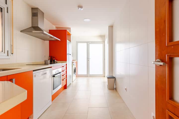 Chalet Amplio Con Jardín Y Zona Barbacoa. - Reus