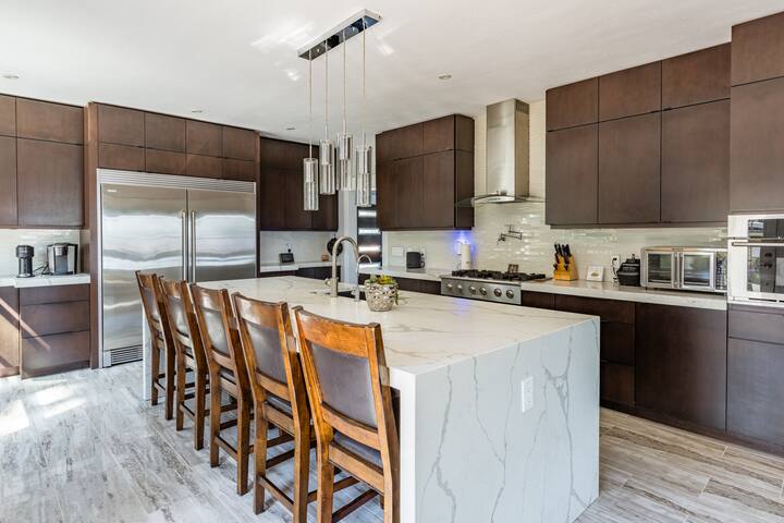 Massive PB Hideaway | Bay Views + Hot Tub gallery image 3