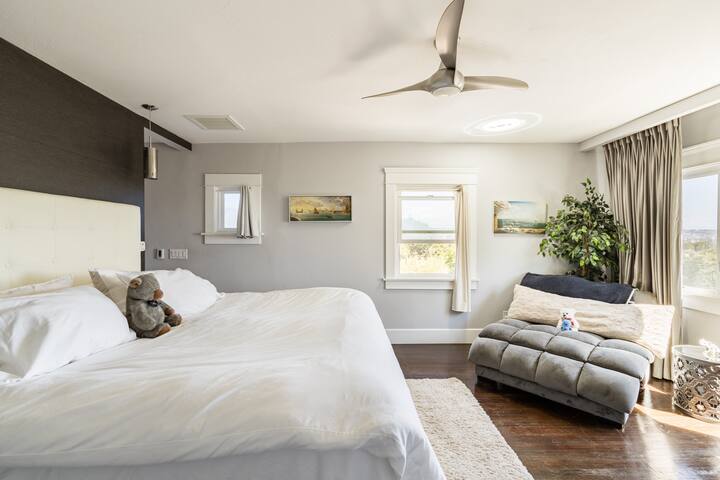 Massive PB Hideaway | Bay Views + Hot Tub gallery image 4