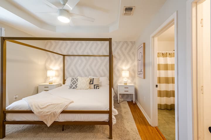 Relájate en el espacioso dormitorio principal con una lujosa cama tamaño king y una cómoda vista al baño privado. Este cómodo refugio está diseñado para noches de descanso después de explorar la playa de Navarra y disfrutar de todo lo que la costa del Golfo tiene para ofrecer.
