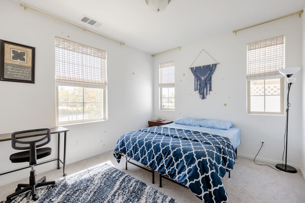 Airbnb Private bedroom/private bathroom/gated/parking
