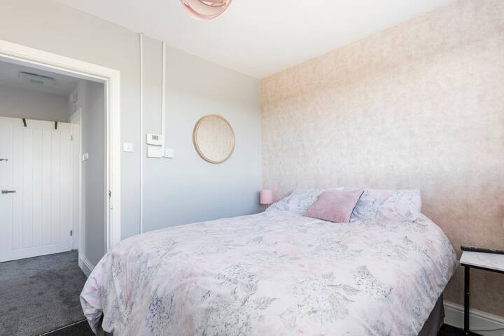 Beautiful big bright, spacious bungalow/ farm. gallery image 3