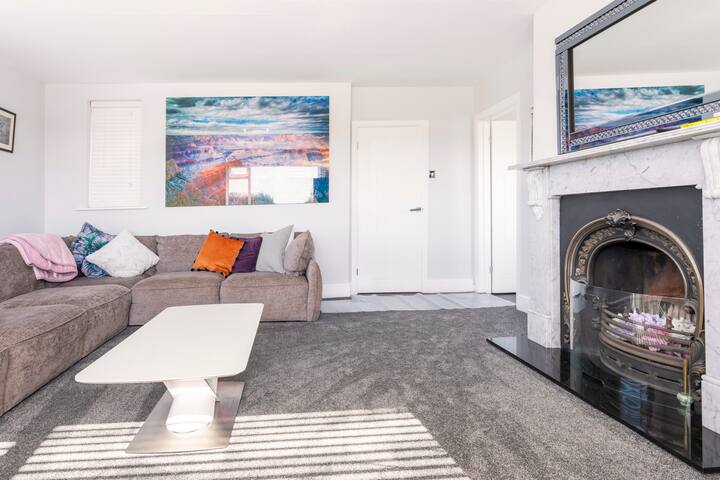 Beautiful big bright, spacious bungalow/ farm. gallery image 2