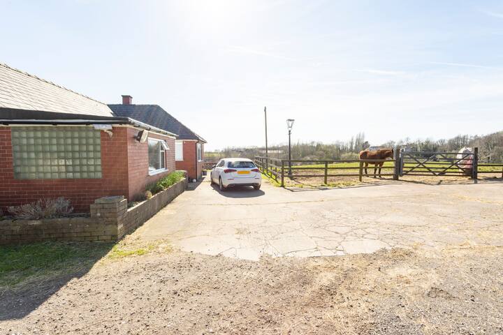 Beautiful big bright, spacious bungalow/ farm. gallery image 4